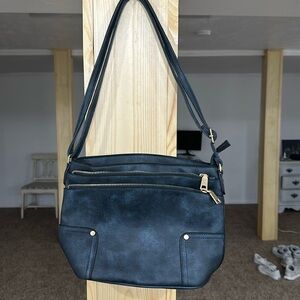 Adjustable strap purse